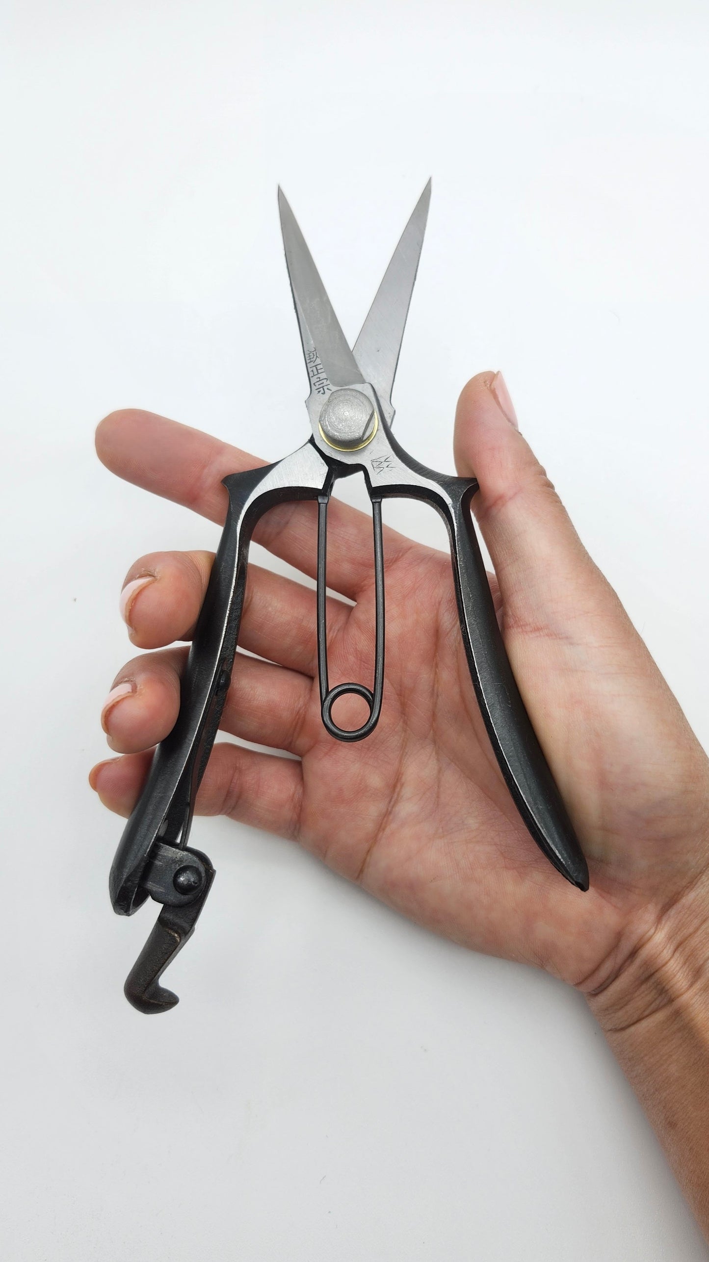 Masamune Japanese hand crafted Double Edged Bud Cutting Scissors 170mm. Secateur / Pruner.