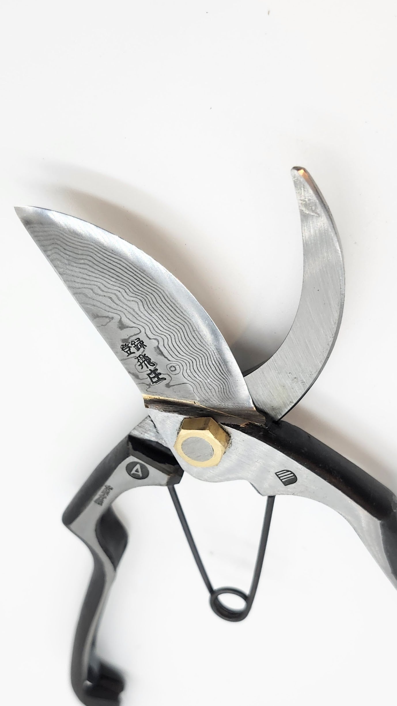 Tobisho Pruning Shears. Damascus steel construction with 16 layers of Yasuki Aogami Steel / blue paper steel