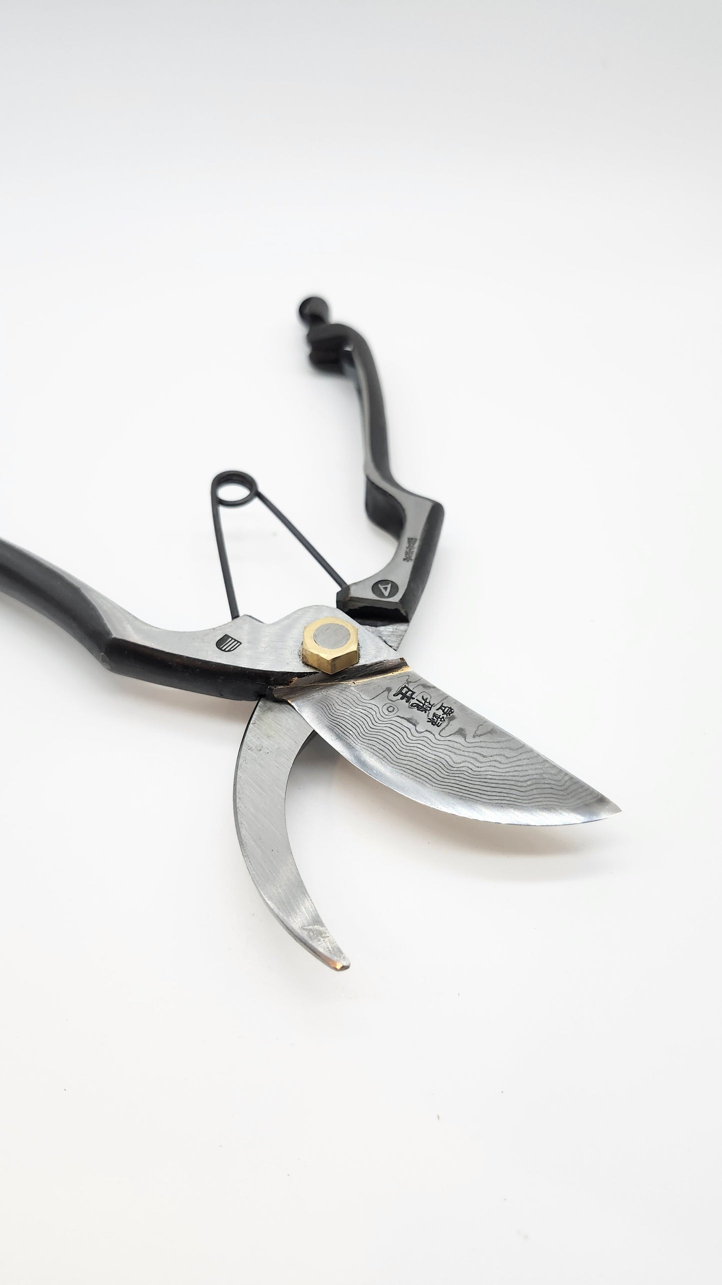Tobisho Pruning Shears. Damascus steel construction with 16 layers of Yasuki Aogami Steel / blue paper steel