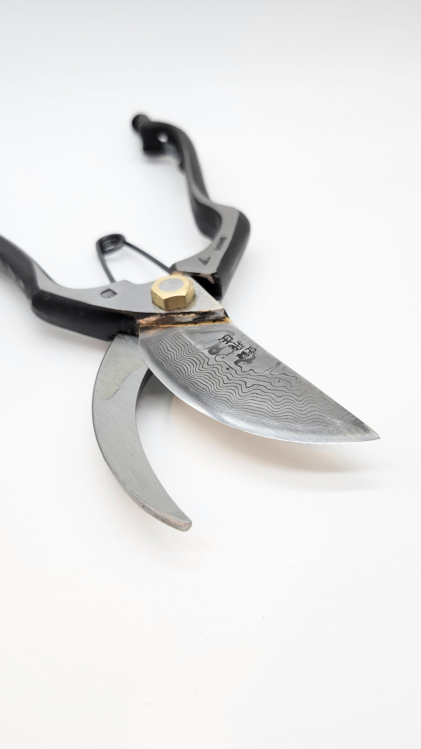 Tobisho Pruning Shears. Damascus steel construction with 16 layers of Yasuki Aogami Steel / blue paper steel.