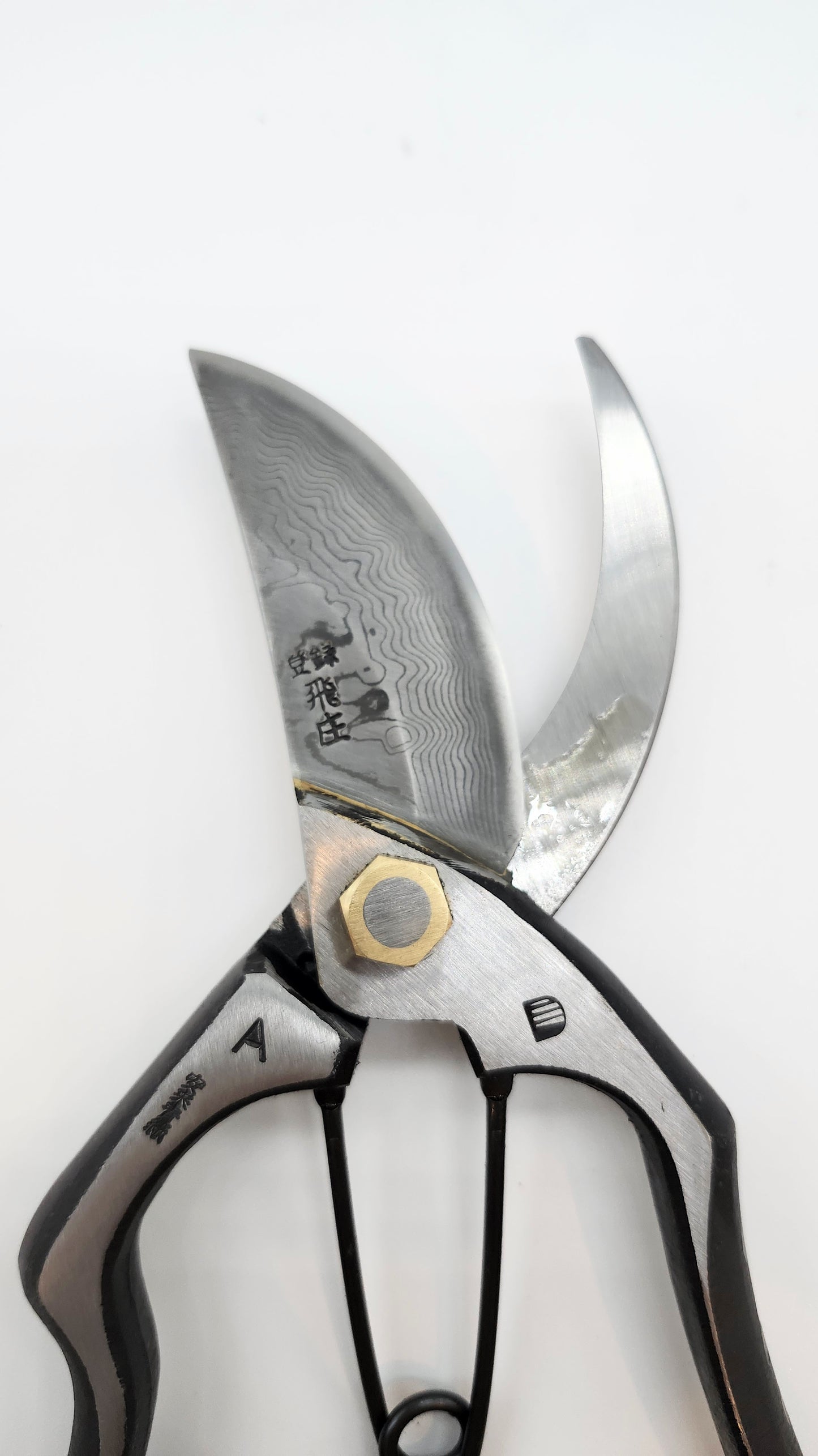Tobisho Pruning Shears. Damascus steel construction with 16 layers of Yasuki Aogami Steel / blue paper steel.