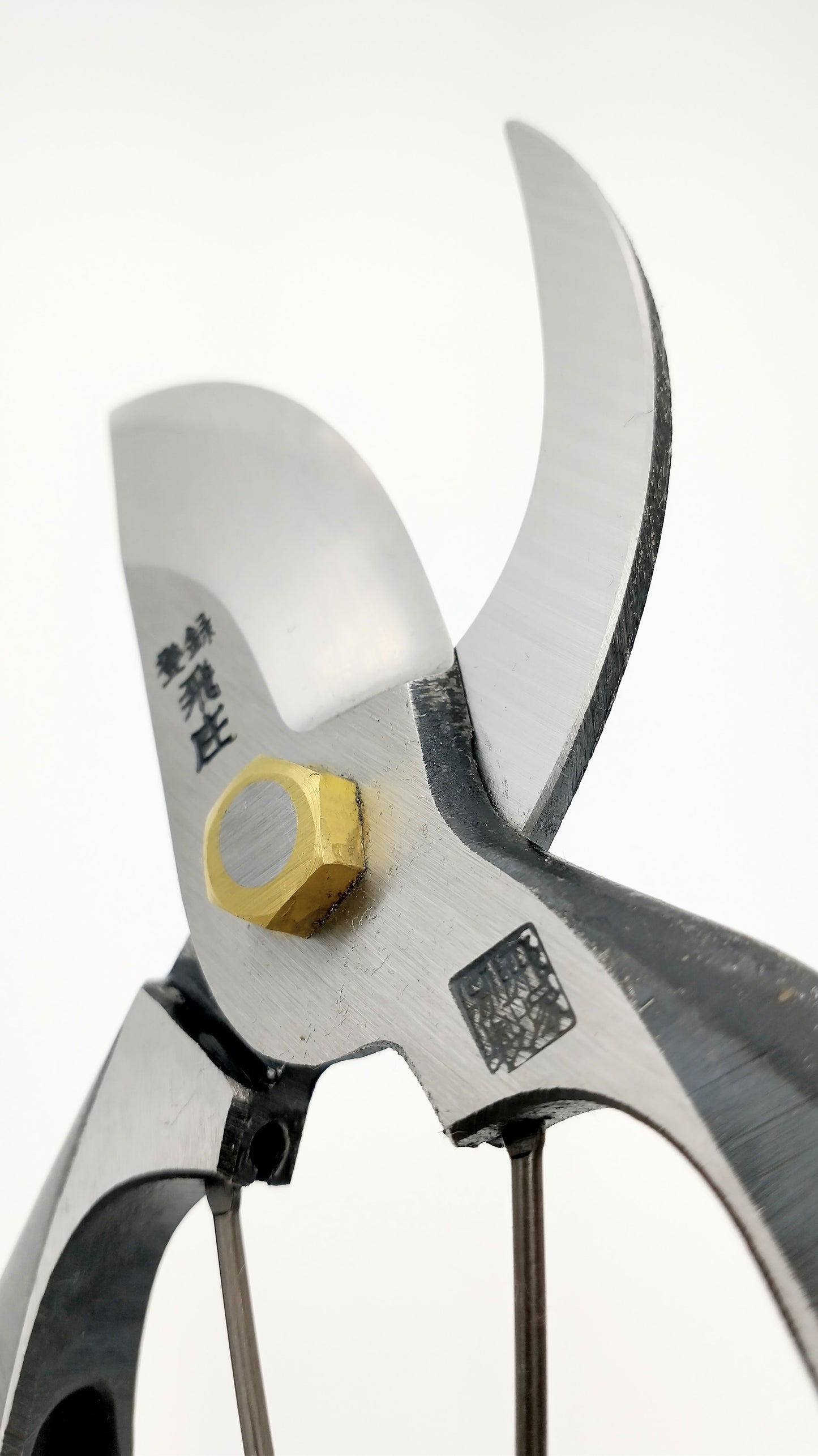 Tobisho Japanese hand crafted Secateur / Pruner.  Forged Steel Black Finish Type-SR1 200mm